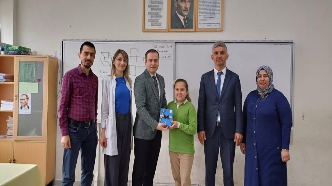 İSTİKLAL MARŞI'NI EZBERLEYEN ÖĞRENCİYE HEDİYE TAKDİMİ 